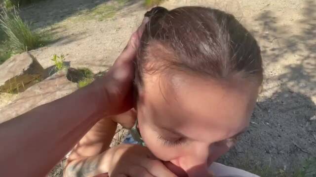 Испанская красотка сосет член и глотает сперму на природе