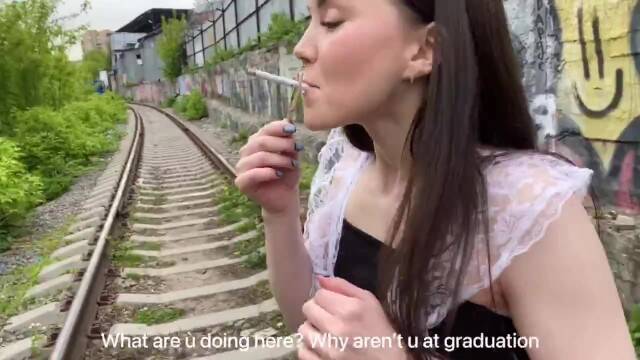 Сексуальная деваха трахается поле выпускного и получает кремпай
