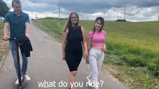 Толстенькая телка после пикапа согласилась на трах с двумя парнями