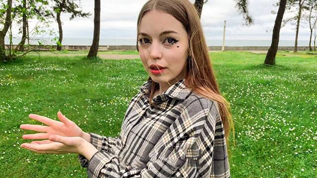 Устал слушать разговоры подруги про ее парней и просто заткнул ей рот членом