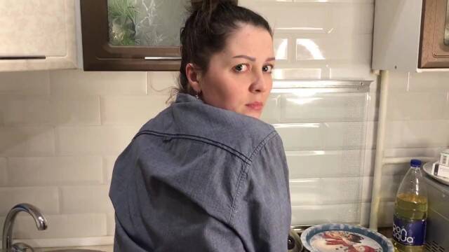 Парень дрочит на жопастую жену друга и трахает на кухне
