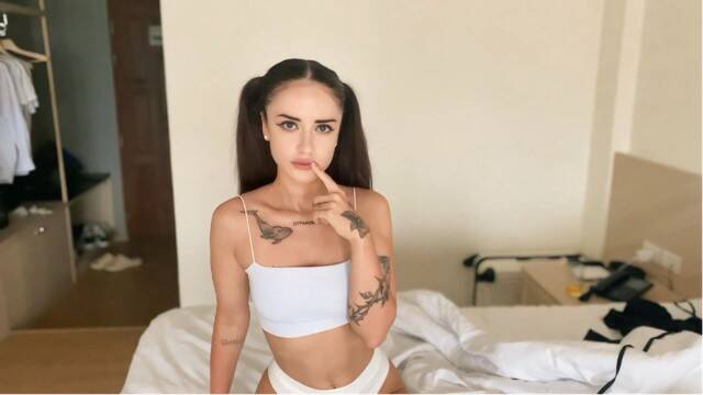 Парень заскочил в номер отеля и трахнул русскую красотку